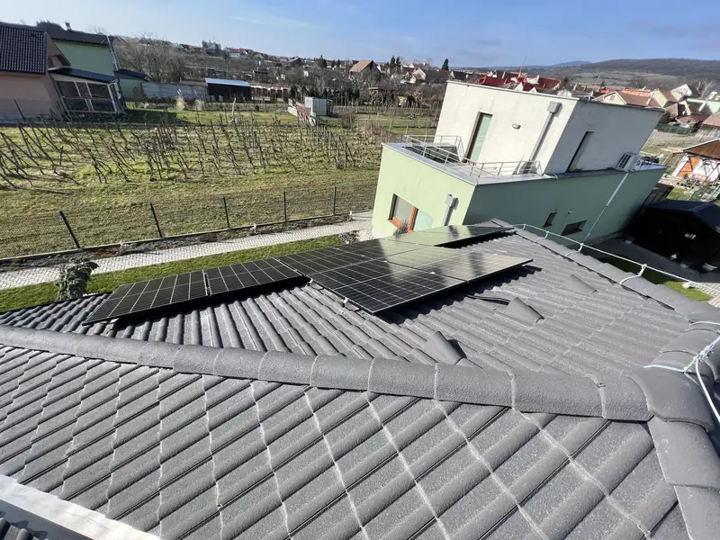 Panely na nižšej streche s výhľadom na vinohrady